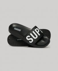 Superdry Vegan Core Pool klapki z formowaną podeszwą – BLACK/WHITE. Czarne klapki damskie Superdry, bez wzorów, z poliesteru, bez obcasa, bez zapięcia. Za 156.10 zł.