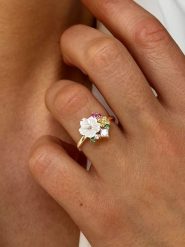 Les Petites Précieuses Pozłacany pierścionek z masą perłową i cyrkoniami rozmiar: 50. Białe pierścionki damskie Les Petites Précieuses, z cyrkonią, pozłacane. Za 170.87 zł.