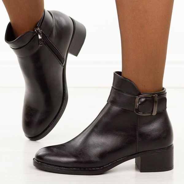 Czarne botki damskie na obcasie Potocki 12721. Czarne botki damskie POTOCKI, na jesień, z jeansu, eleganckie, z okrągłym noskiem, bez obcasa, na obcasie, bez zapięcia. W wyprzedaży za 203.67 zł.