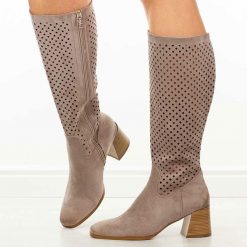 Beżowe zamszowe kozaki damskie na obcasie Vinceza 58635. Brązowe kozaki damskie VINCEZA, na jesień, z zamszu, bez obcasa, na obcasie, bez zapięcia. Za 239.00 zł.