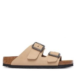 Klapki Birkenstock. Brązowe klapki damskie Birkenstock, bez wzorów, bez obcasa, bez zapięcia. Za 674.99 zł.