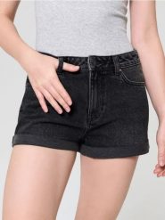 Szorty jeansowe mom high waist - czarny. Czarne spodenki sportowe damskie Sinsay, l, bez wzorów, z jeansu, z podwyższonym stanem. W wyprzedaży za 19.99 zł.