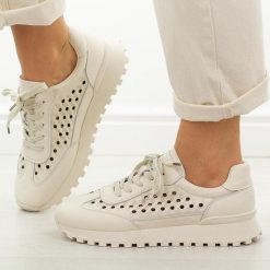 Skórzane Wt ażurowe półbuty damskie Vinceza 66933. Brązowe półbuty damskie VINCEZA, na jesień, w ażurowe wzory, z jeansu, bez obcasa, bez zapięcia. Za 229.00 zł.