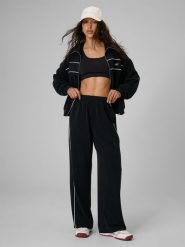 4F Bluza dresowa loose bez kaptura damska - czarna M. Czarne bluzy damskie 4F, m, bez wzorów, z dresówki, bez kaptura. Za 199.99 zł.