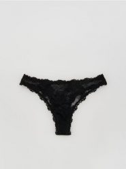 Koronkowe majtki typu stringi - czarny. Czarne stringi Reserved, bez wzorów, z koronki. Za 29.99 zł.