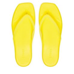 Japonki Crocs. Żółte klapki damskie Crocs, bez wzorów, bez obcasa, bez zapięcia. Za 111.99 zł.
