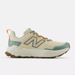 Buty do biegania w terenie damskie New Balance Fresh Foam X Garoe V2. Czerwone obuwie sportowe damskie New Balance, bez zapięcia, do biegania. Za 529.99 zł.