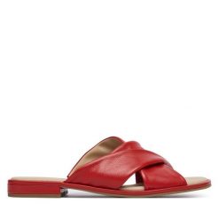 Klapki Caprice. Czerwone klapki damskie Caprice, bez wzorów, bez obcasa, bez zapięcia. Za 299.99 zł.