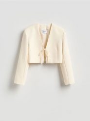 Krótka marynarka z wiązaniem - złamana biel. Marynarki i żakiety damskie Reserved, l, bez wzorów, z tkaniny. Za 199.99 zł.