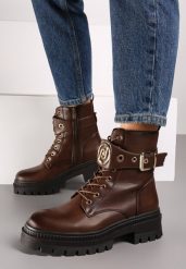 Brązowe Płaskie Botki Workery Ozdobione Metalową Aplikacją i Paskiem Laonara. Brązowe botki damskie Born2be, z jeansu, eleganckie, bez obcasa, na płaskiej podeszwie, bez zapięcia. Za 169.99 zł.