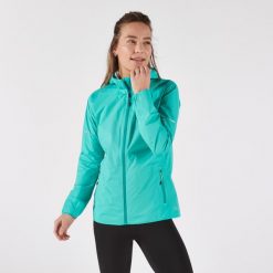 Kurtka do biegania przeciwdeszczowa damska Kiprun Run Rain 900. Zielone kurtki damskie KIPRUN, l, bez wzorów, z materiału, bez kaptura. Za 399.99 zł.