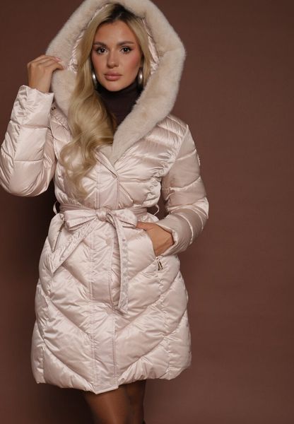 Beżowa Kurtka z Pikowanym Przeszyciami Wiązanym Paskiem i Kapturem z Futrem Fenida. Brązowe kurtki damskie Renee, l, bez wzorów, z dzianiny. Za 299.99 zł.