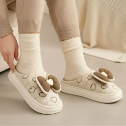 Kapcie damskie Filippo, ocieplane futerkiem z kokardą do domu i na prezent, beżowe, DK7482-25-BE. Brązowe kapcie damskie Filippo. Za 79.99 zł.