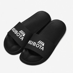 Klapki Kubota Basenowe Basic Czarne. Czarne klapki damskie Kubota, bez wzorów, z materiału, bez obcasa, bez zapięcia. W wyprzedaży za 49.99 zł.