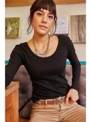 Olalook Bluzka w kolorze czarnym rozmiar: XL. Czarne bluzki damskie Olalook, xl, bez wzorów, bez kołnierzyka, bez ramiączek. Za 47.71 zł.