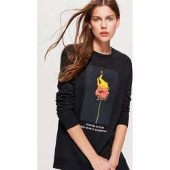 Bluza z fotoprintem - Czarny. Czarne bluzy damskie Cropp. W wyprzedaży za 29.99 zł.
