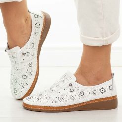 Białe ażurowane skórzane półbuty damskie T.Sokolski w26-77. Białe półbuty damskie Sokolski, na jesień, bez wzorów, z jeansu, z okrągłym noskiem, bez obcasa, na płaskiej podeszwie, bez zapięcia. Za 239.00 zł.