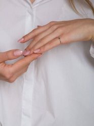 Pandora Pozłacany pierścionek z cyrkonią rozmiar: 48. Niebieskie pierścionki damskie Pandora, z cyrkonią, pozłacane. Za 167.28 zł.