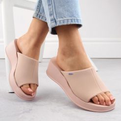 Komfortowe klapki damskie pachnące na koturnie nude Zaxy LL285083. Klapki damskie Zaxy, bez wzorów, z gumy, bez obcasa, na koturnie, bez zapięcia. Za 146.99 zł.