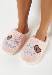 Różowe Kapcie z Futerka Ozdobione Naszywką z Misiem Afirna. Czerwone kapcie damskie Born2be, z futra. Za 29.99 zł.