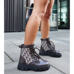 Brązowe botki z ozdobnymi napisami Madelene. Brązowe botki damskie eleganckie, z okrągłym noskiem, za kostkę, bez obcasa, na obcasie, bez zapięcia. Za 89.95 zł.