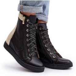 Zazoo 3081 Skórzane Trampki Damskie Na Koturnie Czarne. Czarne trampki damskie bez wzorów, ze skóry, za kostkę, bez zapięcia. Za 585.90 zł.