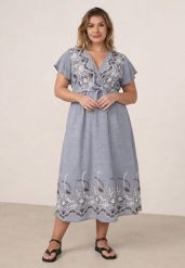 Niebieska Kopertowa Sukienka z Wiskozy Zdobiona Haftem i Wiązanym Paskiem Tasenea. Niebieskie sukienki damskie Born2be, z aplikacjami, z wiskozy, boho, bez ramiączek. Za 129.99 zł.