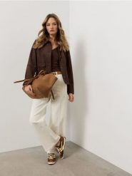 Jeansy wide leg mid waist z paskiem - kremowy. Białe jeansy damskie Sinsay. Za 79.99 zł.