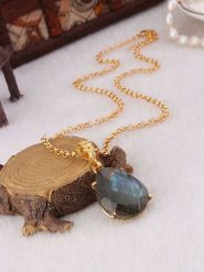 L'Atelier de Gaia Pozłacany naszyjnik z zawieszką - dł. 50 cm rozmiar: onesize. Niebieskie naszyjniki damskie L'Atelier de Gaia, z labradorytem, pozłacane. Za 105.63 zł.