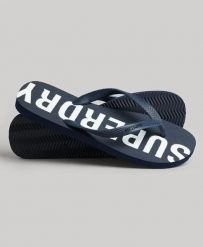 Superdry Code Core Sport Klapki gumowe – Eclipse Navy/Optic. Niebieskie klapki damskie Superdry, bez wzorów, z gumy, bez obcasa, bez zapięcia. Za 130.45 zł.