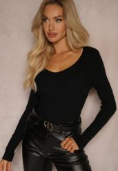Czarny Sweter o Klasycznym Fasonie w Drobne Prążki Vorida. Czarne swetry klasyczne damskie Renee, uniwersalny, z jeansu, bez kołnierzyka. Za 34.99 zł.