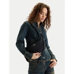 Torebka Guess Jeans. Czarne listonoszki damskie Guess Jeans, z aplikacjami, z jeansu, bez dodatków. Za 199.99 zł.