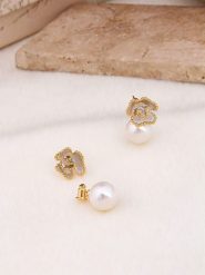 Pierres delicates Pozłacane kolczyki-wkrętki z perłami i cyrkoniami rozmiar: onesize. Czarne kolczyki damskie Pierres delicates, z cyrkonią, pozłacane. Za 43.99 zł.