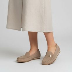 Mokasyny damskie Armodo, cholewka ze skóry naturalnej mokasynowa konstrukcja z dekoracyjną aplikacją miękka forma niska elastyczna podeszwa zapewniaj. Brązowe mokasyny damskie Armodo, ze skóry, bez obcasa. Za 359.00 zł.