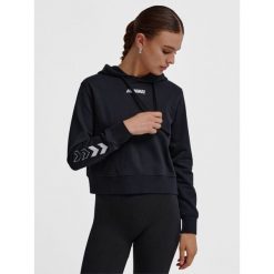 Bluza damska z kapturem Hummel Elemental. Czarne bluzy damskie Hummel, bez wzorów, z kapturem. W wyprzedaży za 146.40 zł.