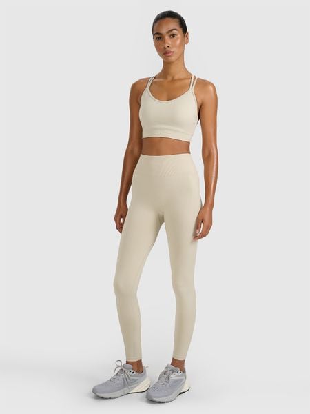 4F Legginsy treningowe bezszwowe damskie - beżowe XS/S. Brązowe legginsy damskie 4F, l, bez wzorów, z dzianiny. W wyprzedaży za 99.99 zł.