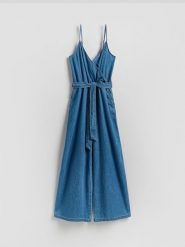 Jeansowy kombinezon z paskiem - niebieski. Niebieskie kombinezony damskie Reserved, l, bez wzorów, z bawełny, bez kołnierzyka, bez ramiączek. Za 179.99 zł.