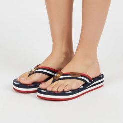 Klapki damskie Big Star, lekka konstrukcja z paskiem z materiału tekstylnego wygodna forma typu japonki elastyczna podeszwa zapewniająca komfort nosz. Niebieskie klapki damskie Big Star, bez wzorów, bez obcasa, bez zapięcia. Za 89.99 zł.