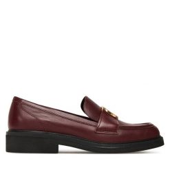 Lordsy Guess. Czerwone półbuty damskie Guess, z aplikacjami, bez obcasa, bez zapięcia. Za 579.99 zł.