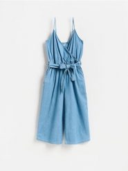 Jeansowy kombinezon - niebieski. Niebieskie kombinezony damskie Reserved, l, bez wzorów, z bawełny, bez kołnierzyka, bez ramiączek. Za 159.99 zł.