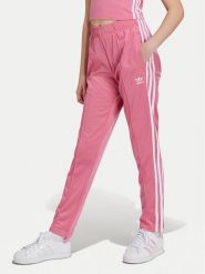 Adidas Spodnie dresowe Trefoil IY4032 Różowy Regular Fit. Czerwone spodnie dresowe dziewczęce Adidas, bez wzorów, z dresówki. Za 139.99 zł.