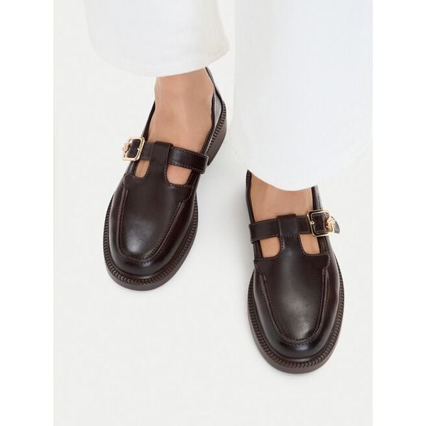 Półbuty U.S. Polo Assn. Brązowe półbuty damskie U.S. Polo Assn., bez wzorów, bez obcasa, bez zapięcia. Za 259.99 zł.