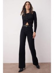 Trendyol Dżinsy - Comfort fit - w kolorze czarnym rozmiar: 36. Czarne jeansy damskie Trendyol, z podwyższonym stanem. Za 86.99 zł.