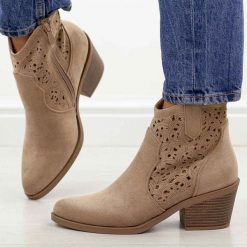 Beżowe botki damskie, kowbojki S.Barski 8012. Brązowe botki damskie S.BARSKI, na jesień, z jeansu, eleganckie, bez obcasa, na obcasie, bez zapięcia. Za 229.00 zł.