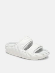 Crocs Klapki "Classic Cozzzy Overpuff" w kolorze kremowym rozmiar: 41/42. Brązowe klapki damskie Crocs, bez wzorów, z materiału, z otwartym noskiem, bez obcasa, bez zapięcia. Za 193.24 zł.