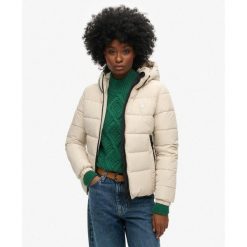 Damska kurtka z kapturem Superdry Spirit Sports. Szare kurtki damskie Superdry, bez wzorów, z puchu, z kapturem. W wyprzedaży za 376.50 zł.