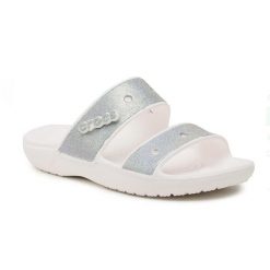 Klapki Dla Dorosłych Crocs Classic Glitter Sandal. Szare klapki damskie Crocs, bez wzorów, z materiału, bez obcasa, bez zapięcia. Za 99.99 zł.