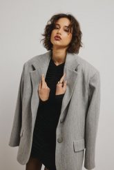Wełniana marynarka typu oversize w kolorze GREY MELANGE- EPERNAY-UNI. Szare marynarki i żakiety damskie Marsala, m, bez wzorów, z jeansu, eleganckie. Za 1,499.90 zł.