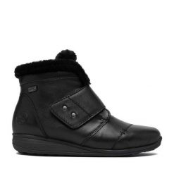 Botki Rieker. Czarne botki damskie Rieker, bez obcasa, na płaskiej podeszwie, bez zapięcia. Za 439.99 zł.