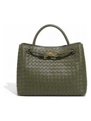 SUVRAI Torebka w kolorze khaki - 30 x 23 x 13 cm rozmiar: onesize. Brązowe torebki klasyczne damskie SUVRAI, z materiału, bez dodatków. Za 152.99 zł.